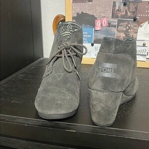TOMS Women’s Gray Suede Boots